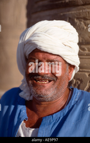 Guardia egiziana in un Jelabiya blu e bianco turbante presso il Tempio di Haroeris e Sobek, Kom Ombo, Egitto Foto Stock