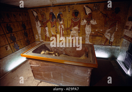 Interno di Tutankhamon la tomba raffigurante la morte di maschera e sarcofago, Valle dei Re, Luxor, Egitto Foto Stock