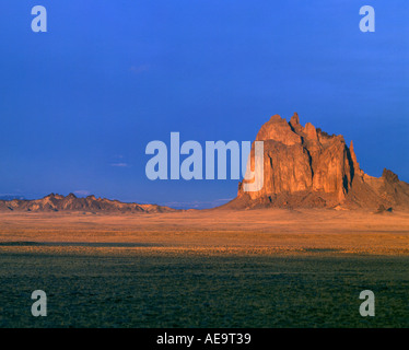 Shiprock è una prominenza topografica che si erge a 1,583 metri sopra la pianura desertica della nazione Navajo nel New Mexico, Stati Uniti. Foto Stock