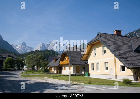 Kranjska Gora Slovenia. Nuove case alla periferia di un piccolo villaggio turistico nella pittoresca valle nelle Alpi Giulie in estate Foto Stock