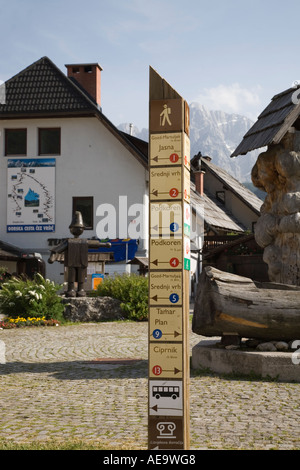 Kranjska Gora Slovenia. Cartello con itinerario a piedi i gradi nel centro della piccola località alpina in valle nelle Alpi Giulie in estate Foto Stock