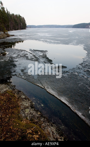 Sottile e di colore e la fusione del ghiaccio su un lago , Finlandia Foto Stock