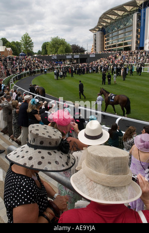 Ladies Day, corse di cavalli Royal Ascot, due signore con il nuovo anello di parata dei cappelli Ascot 2006 Berkshire England 2000s UK HOMER SYKES. Foto Stock