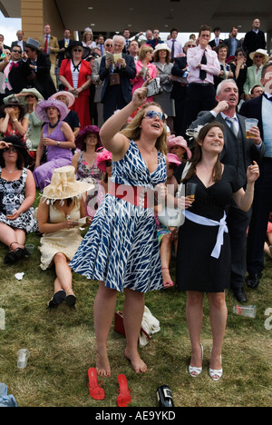 Royal Ascot, due giovani donne che si divertono una giornata alle corse. Royal Ascot, corse di cavalli. Berkshire, Regno Unito. 2006 2000 HOMER SYKES. Foto Stock