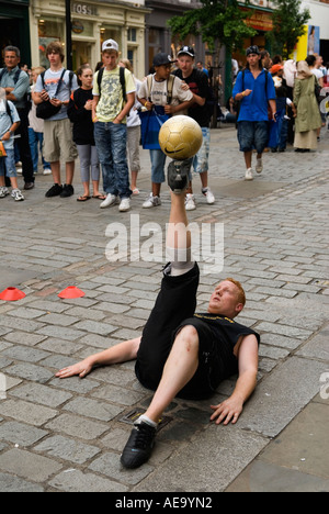 Covent Garden London 2006 Inghilterra Street, intrattenitore di football, 2000s HOMER SYKES Foto Stock