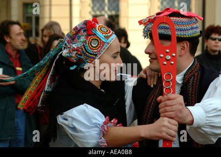 Praga Repubblica Ceca Europa ballerini in costume Piazza della Città Vecchia Foto Stock