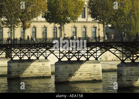 Francia Paris Pont des Arts sulle rive della Senna a caduta Foto Stock