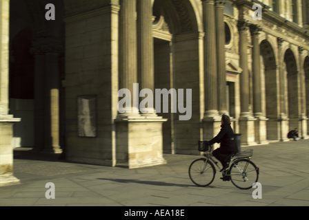 Francia Paris Biker lasciando il museo del Louvre cortile Foto Stock