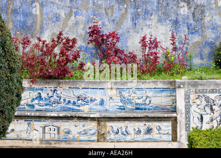 Palacio dos Marchesi da Fronteira, Lisbona, Portogallo. Piastrelle decorate (azulejos) nel giardino Foto Stock