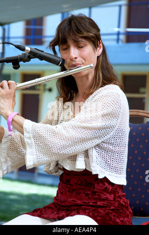 Hagit Rosmarin suonare il flauto sul palco di un festival all'aperto Maggio 2006 Foto Stock