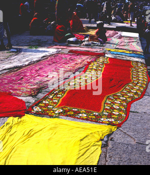 Il Nepal pashupatinath festival di shiva donne s sari essiccamento sulla banca del fiume dopo la balneazione nel fiume Foto Stock