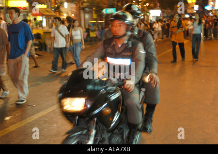 Tai polizia presso il mercato Kawasan Bangkok di notte Foto Stock