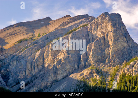 Formazione geologica presso il Lago Minnewanka, il Parco Nazionale di Banff, Canada Foto Stock
