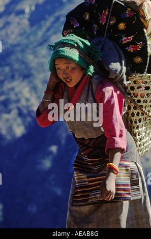 Sherpani porter trasporta un carico per un trekking gruppo quartiere KHUMBU NEPAL Foto Stock