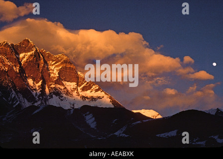 Il sole tramonta sul Lhotse che sorge a 8501 metri 28 005 piedi è uno dei mondi più alte vette quartiere KHUMBU NEPAL Foto Stock