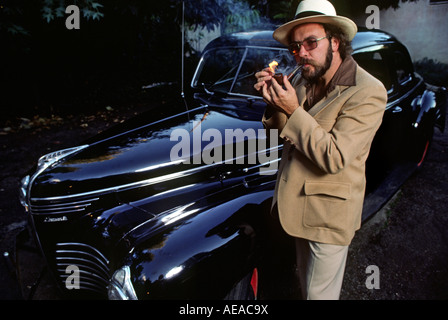 Un uomo e il suo restaurato PLYMOUTH Foto Stock