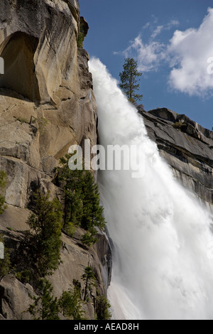 NEVADA FALLS che scende 594 piedi come teste nella Yosemite Valley Yosemite National Park in California Foto Stock