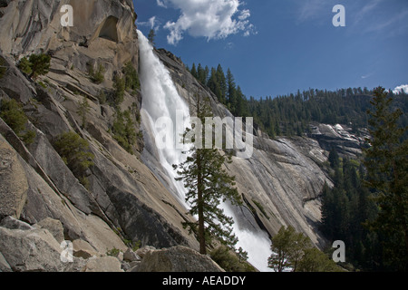 NEVADA FALLS che scende 594 piedi come teste nella Yosemite Valley Yosemite National Park in California Foto Stock