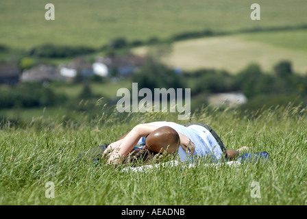 Una razza mista giovane KISS nella campagna del Sussex vista guardando oltre il Sussex Downs Devil's Dyke EAST SUSSEX Foto Stock