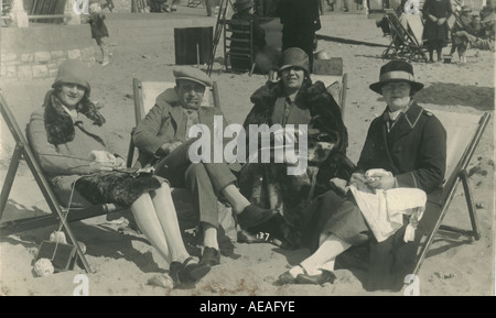 Gruppo di amici che si godono il sole sulla spiaggia di Bournemouth intorno al 1925 Foto Stock