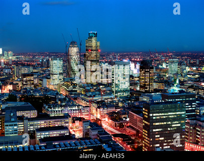 Londra cityscape guardando al quartiere finanziario dal barbican tower lauderdale notte Londra Inghilterra Regno Unito Foto Stock