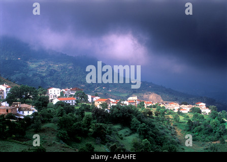 Piccolo villaggio bianco pueblo blanco grazalema parco naturale di Andalusia Spagna stormy nebbioso giorno con grigio di nuvole di tempesta Sun sulla costruzione Foto Stock