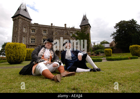 Dinefwr park e il castello di Llandeilo Carmarthenshire - due attori vestiti come periodo personaggi come una "storia vivente' dell'evento Foto Stock