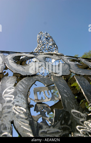 La scultura a mano sulla base del segno Makaton lingua simbolo significato buono costruito da fabbro Robert Lee e i ragazzi della scuola media locale, Rufford abbazia, Nottinghamshire, Regno Unito Foto Stock