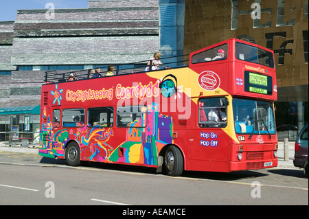 Open top sightseeing tour bus al di fuori del centro del millennio per la Baia di Cardiff Wales UK Foto Stock