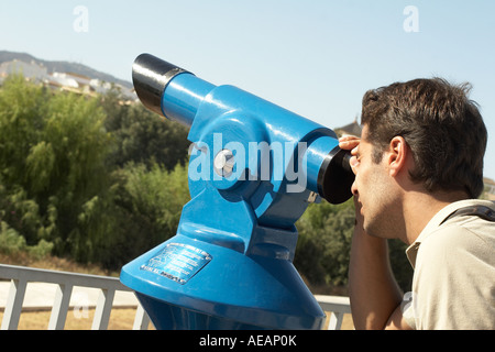 Uomo che guarda attraverso il telescopio Cordoba Spagna Foto Stock