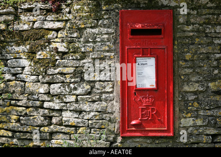 Montato a parete Post Box con il cypher ER per il regno della regina Elisabetta II Foto Stock