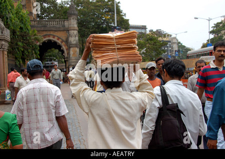 Uomo che porta giornali in strada a Mumbai / Bombay, India Foto Stock