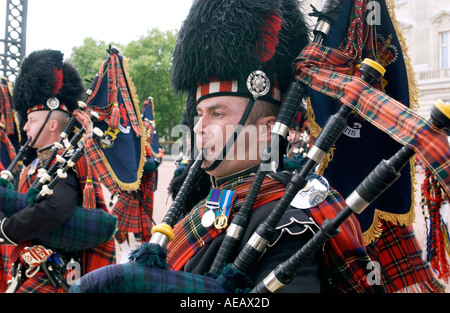 Le guardie scozzesi riproduzione di cornamuse in Trooping la parata di colori Londra Foto Stock