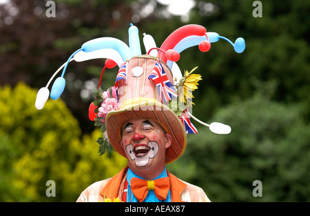 Il pagliaccio ride durante il picnic della comunità per celebrare la diversità etnica a ovest di Londra in Gunnersbury Park Foto Stock