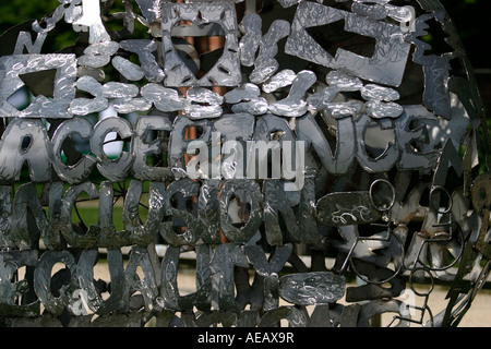 La scultura a mano sulla base del segno Makaton lingua simbolo significato buono costruito da fabbro Robert Lee e i ragazzi della scuola media locale, Rufford abbazia, Nottinghamshire, Regno Unito, Foto Stock