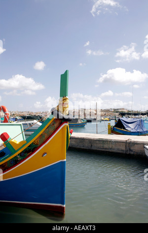 LUZZU tradizionale barca da pesca ormeggiate nel porto di Marsaxlokk. MALTA Foto Stock