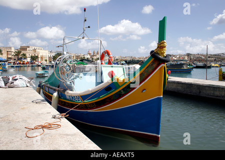 LUZZU tradizionale barca da pesca ormeggiate nel porto di Marsaxlokk. MALTA Foto Stock