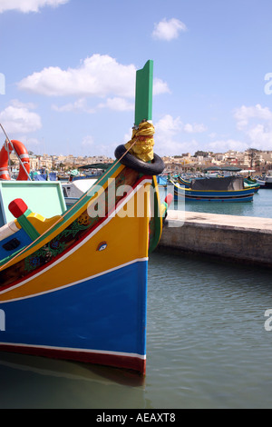 LUZZU tradizionale barca da pesca ormeggiate nel porto di Marsaxlokk. MALTA Foto Stock