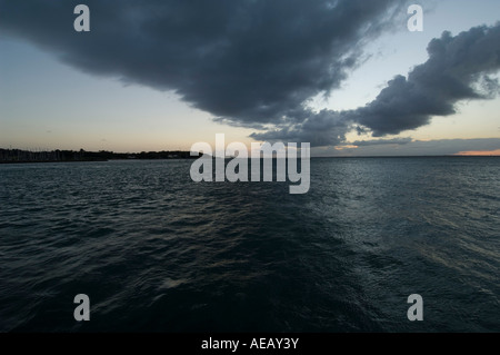 Una tempesta davanti proviene oltre l'Isola di Wight e il Solent NEL REGNO UNITO Foto Stock