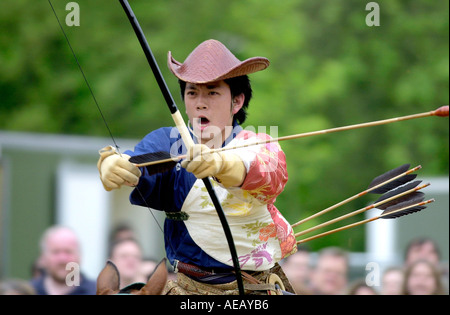 Cavaliere con arco e frecce ALLA FIERA MATSURI GIAPPONE IN HYDE PARK LONDRA Foto Stock