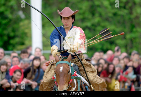 Cavaliere con arco e frecce ALLA FIERA MATSURI GIAPPONE A LONDRA Foto Stock