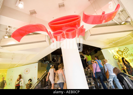 Ingresso al British catena di negozi di moda Nuovo Look su Oxford Street London REGNO UNITO Foto Stock