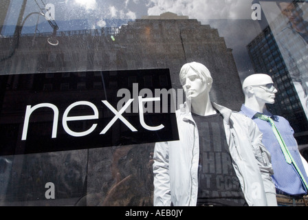 Storefront successiva finestra di visualizzazione su Oxford Street nel centro di Londra. Regno Unito Foto Stock