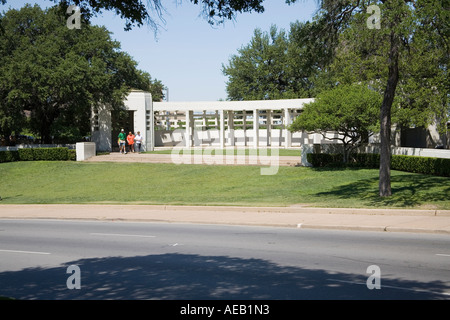 La grassy knoll e il memorial si affaccia l'assassinio di JFK sito in Dallas Texas Foto Stock