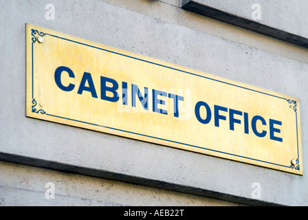 Il nome di ottone lapide del Cabinet Office in Whitehall Central London REGNO UNITO Foto Stock