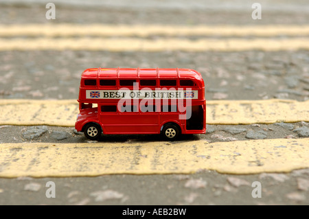 Pic da Howard Barlow TOY LONDON BUS ROSSO parcheggiato su doppie linee di colore giallo Foto Stock