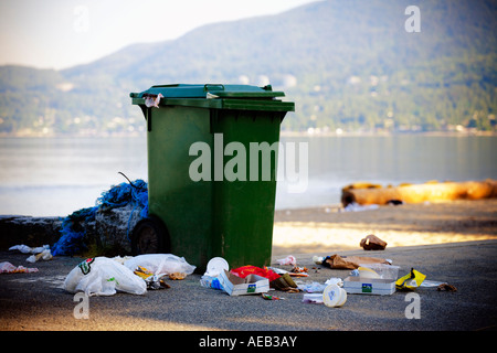 Traboccante di garbage contenitore su una spiaggia di Vancouver durante uno sciopero dei lavoratori della città Foto Stock