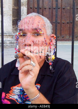Questo uomo cubano sostiene di essere il più trafitto l uomo nel mondo Foto Stock