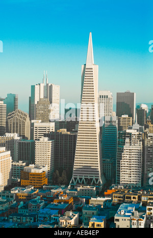 Angolo di alta vista di Transamerica edificio nel centro cittadino di San Francisco California USA Foto Stock