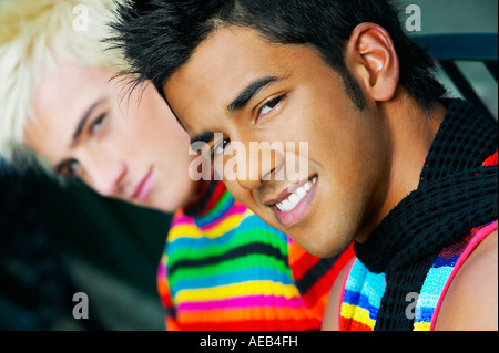 Ispanico ragazzo adolescente con un amico in background Foto Stock